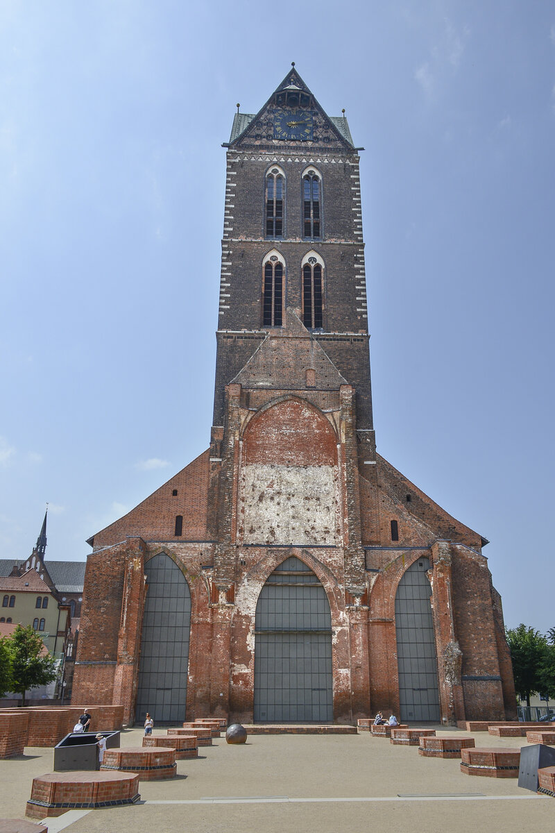 Marienkirche in Wismar. Turm von Osten (oberhalb des Ziffernblattes Giebel mit Uhrglocken). Aufnahme: 18. Juni 2022.