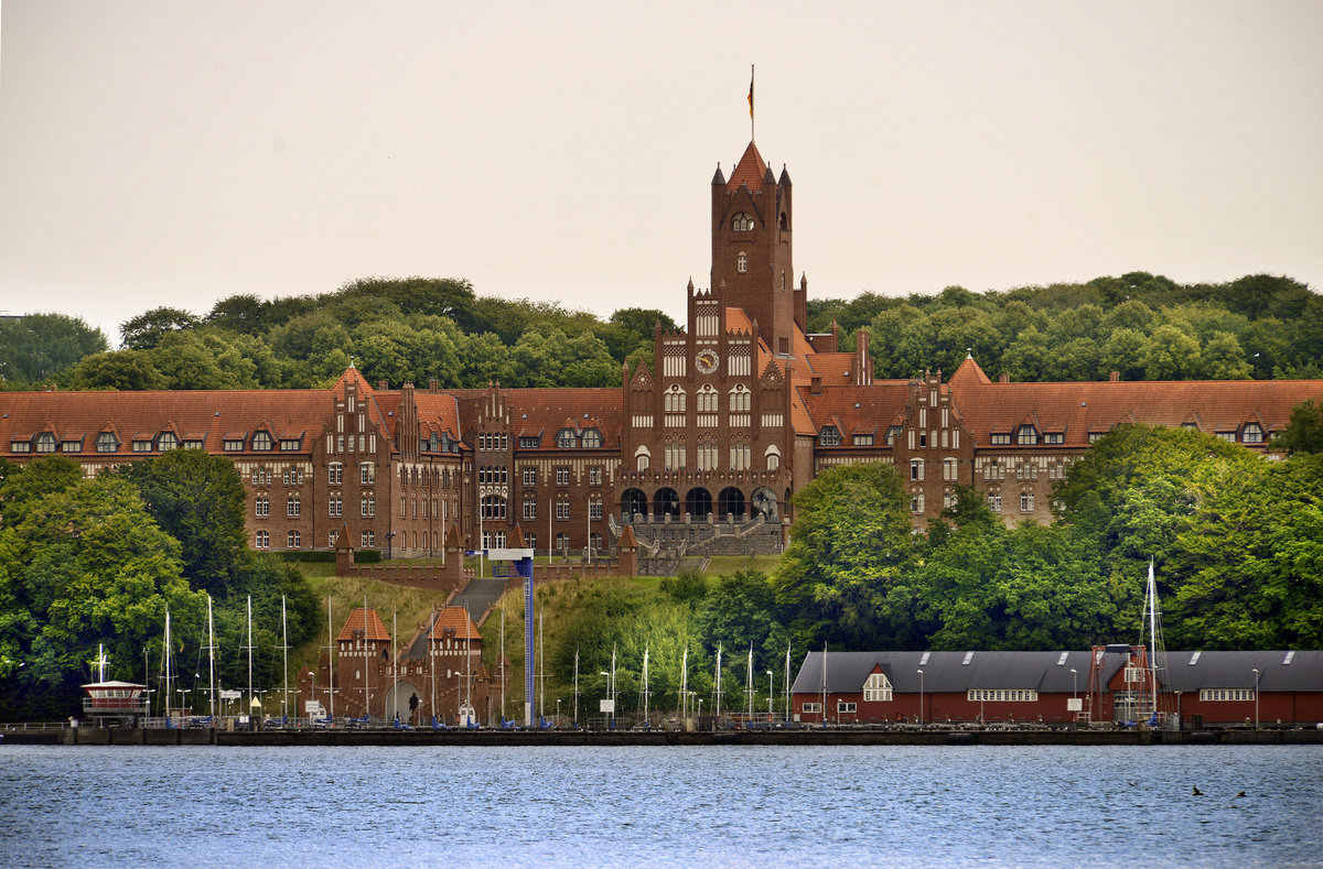 Marineschule Mrwik vom Ostseebad in Flensburg aus gesehen. Die Marineschul ist die Offizierschule der Deutschen Marine. An ihr werden seit 1910 deutsche Marineoffiziere ausgebildet. Aufnahme: 18. Juli 2020.