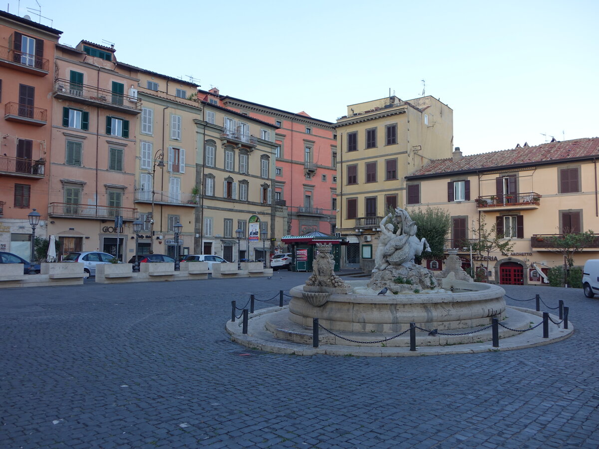 Marino, Huser und Fontana del Nettuno an der Piazza Repubblica (20.09.2022)