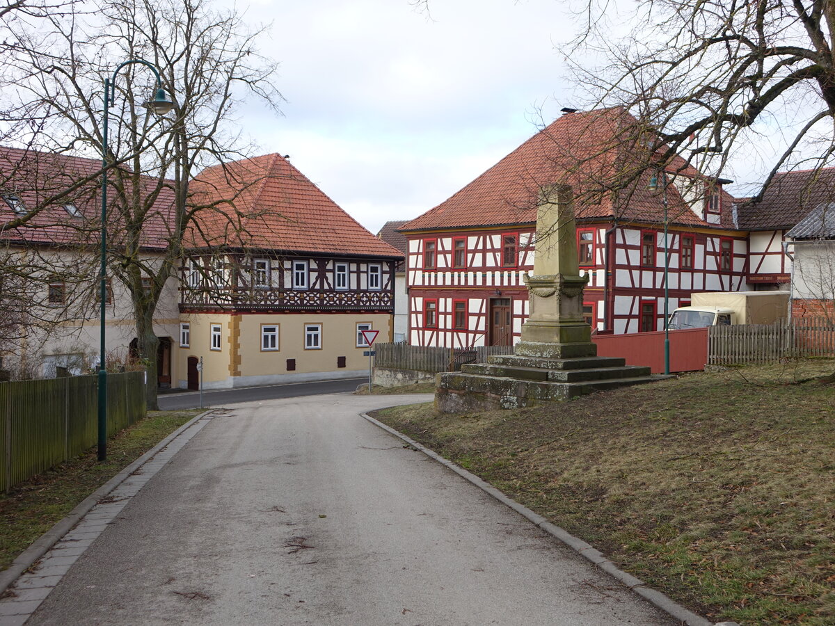 Marisfeld, Fachwerkhuser und Kriegerdenkmal in der Happengasse (26.02.2022)