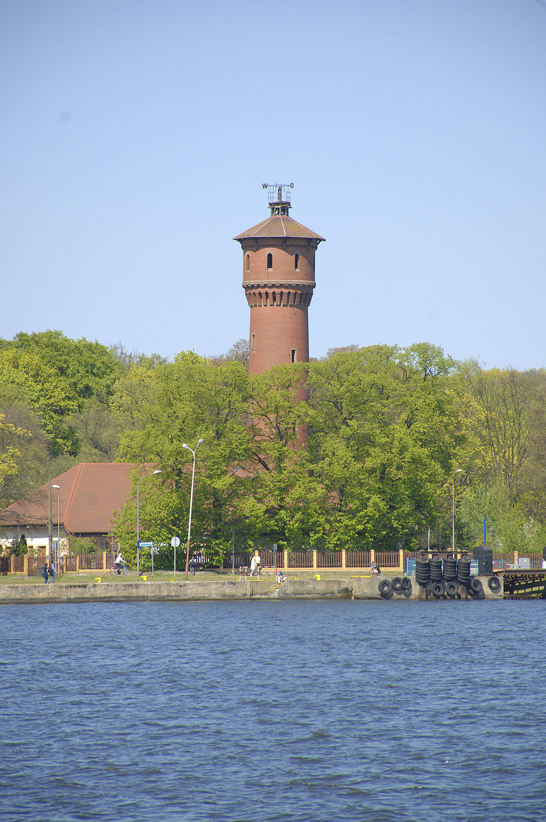 Maritimer Blick zum Wasserturm in Świnoujście (Swinemnde). Aufnahme: 7. Mai 2016.