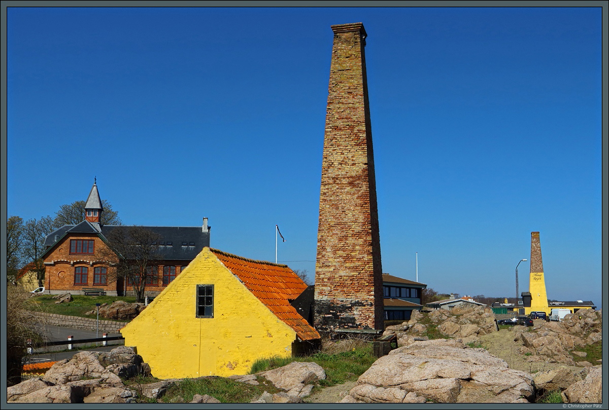 Markante Schornsteine kennzeichnen die alten Ruchereien auf Bornholm. Hier zwei Ruchereien in Allinge. (23.04.2019)