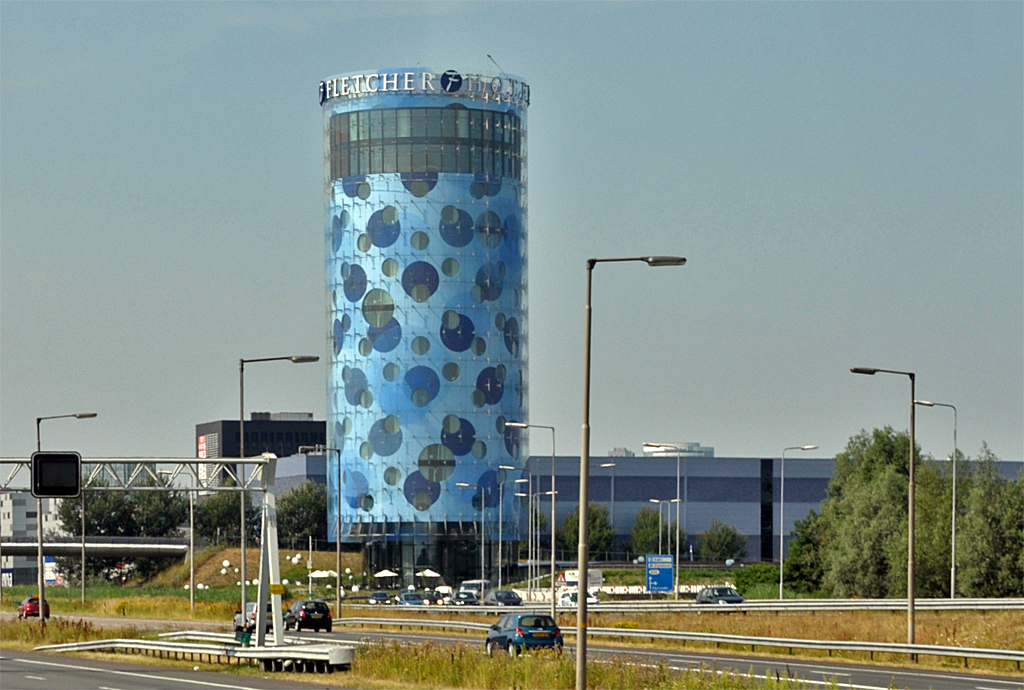 Markanter  Silobau  bei Utrecht (NL). Es ist das Hotel Fletcher - 23.07.2013