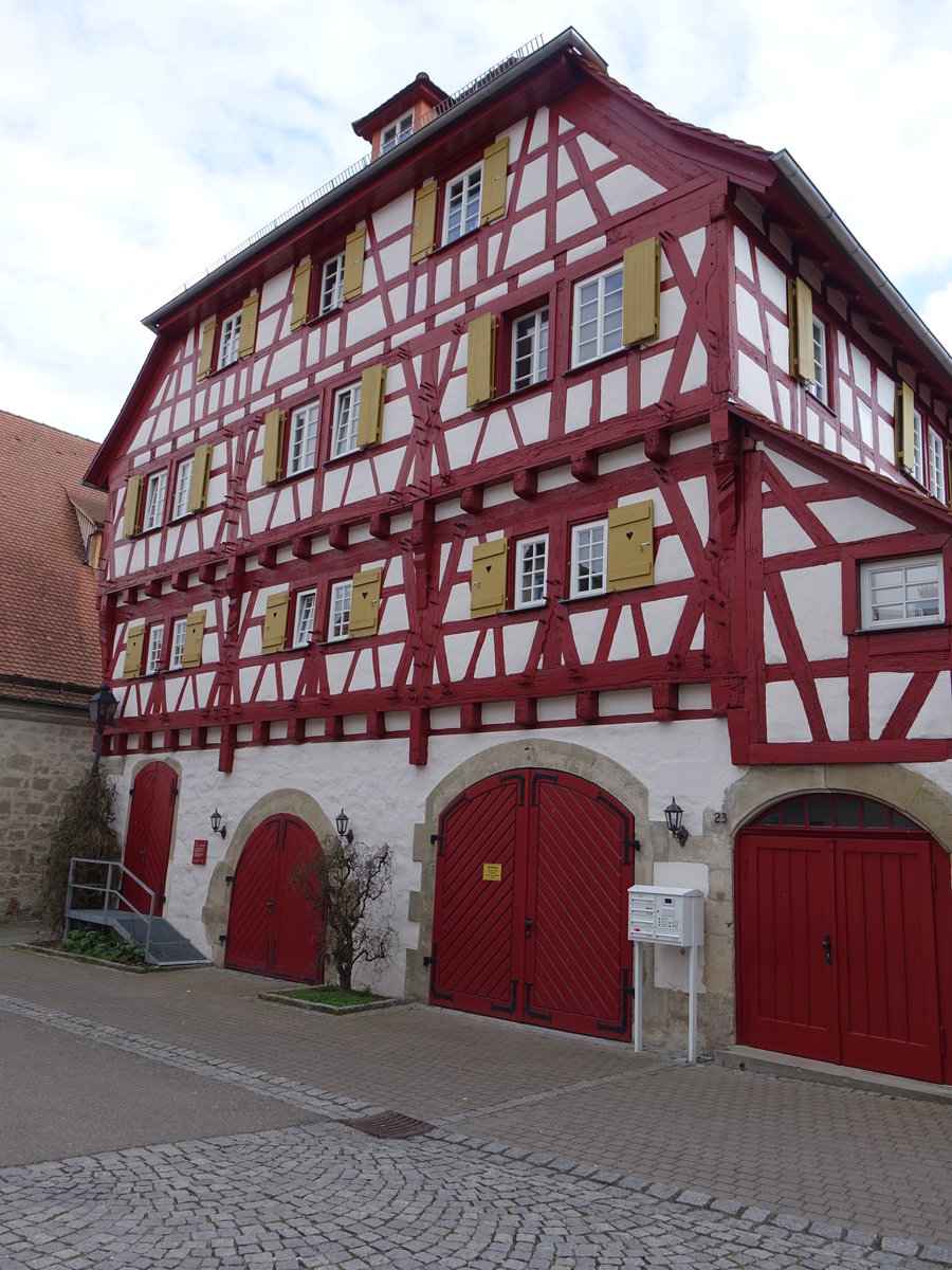 Markgrningen, Landesfruchtkasten, erbaut von 1468 bis 1469, aufgesetzter Walmgiebel mit barockem Fachwerk (10.04.2016)