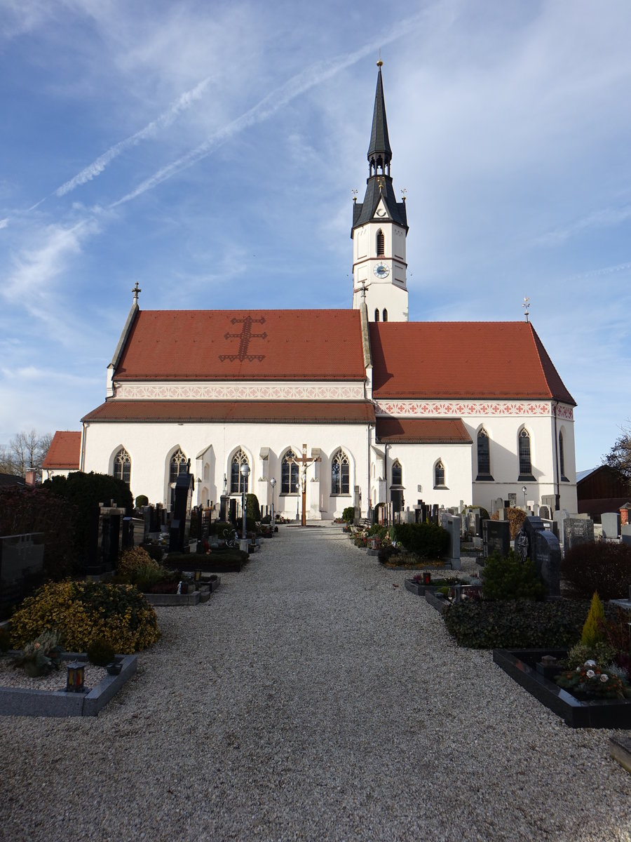 Marklkofen, Pfarrkirche Maria Himmelfahrt, dreischiffige Pseudobasilika, die drei stlichen Mittelschiffjoche und Turmunterbau romanisch, Ausbau und Erweiterung im 15. Jahrhundert und 1850 bis 1882 (21.11.2016)