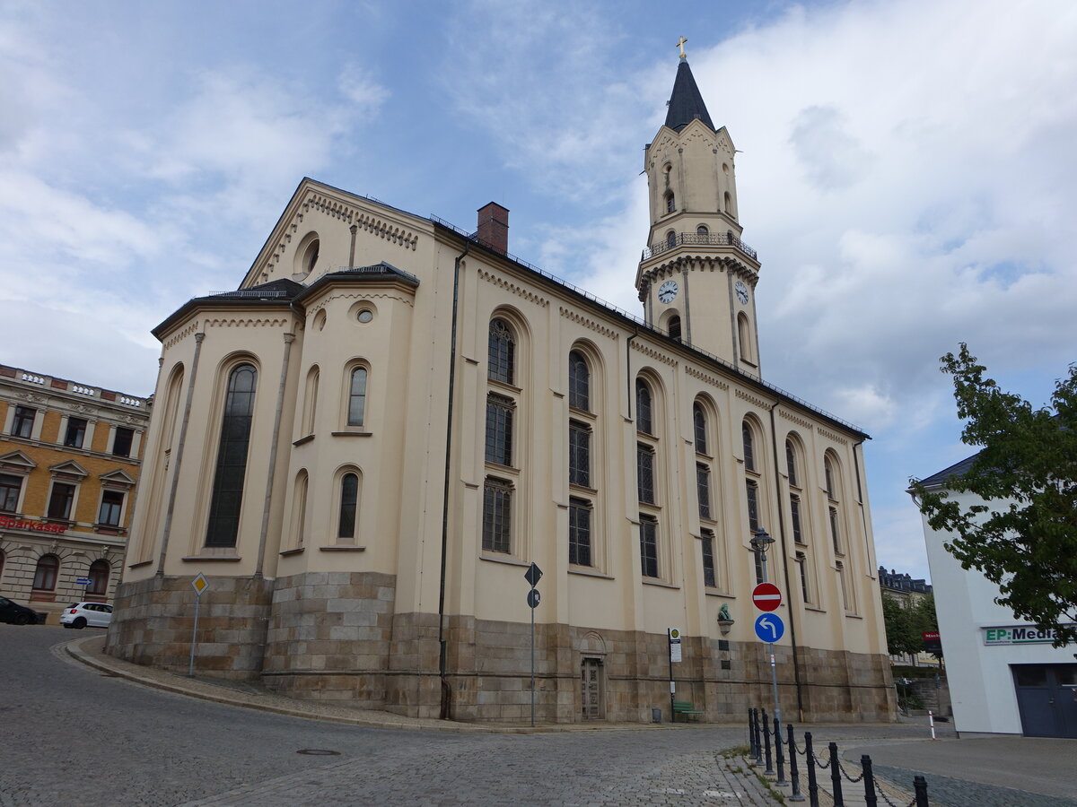 Markneukirchen, evangelische Stadtkirche St. Nicolai, erbaut von 1842 bis 1848, Saalkirche mit drei Apsiden und Westturm (22.07.2023)