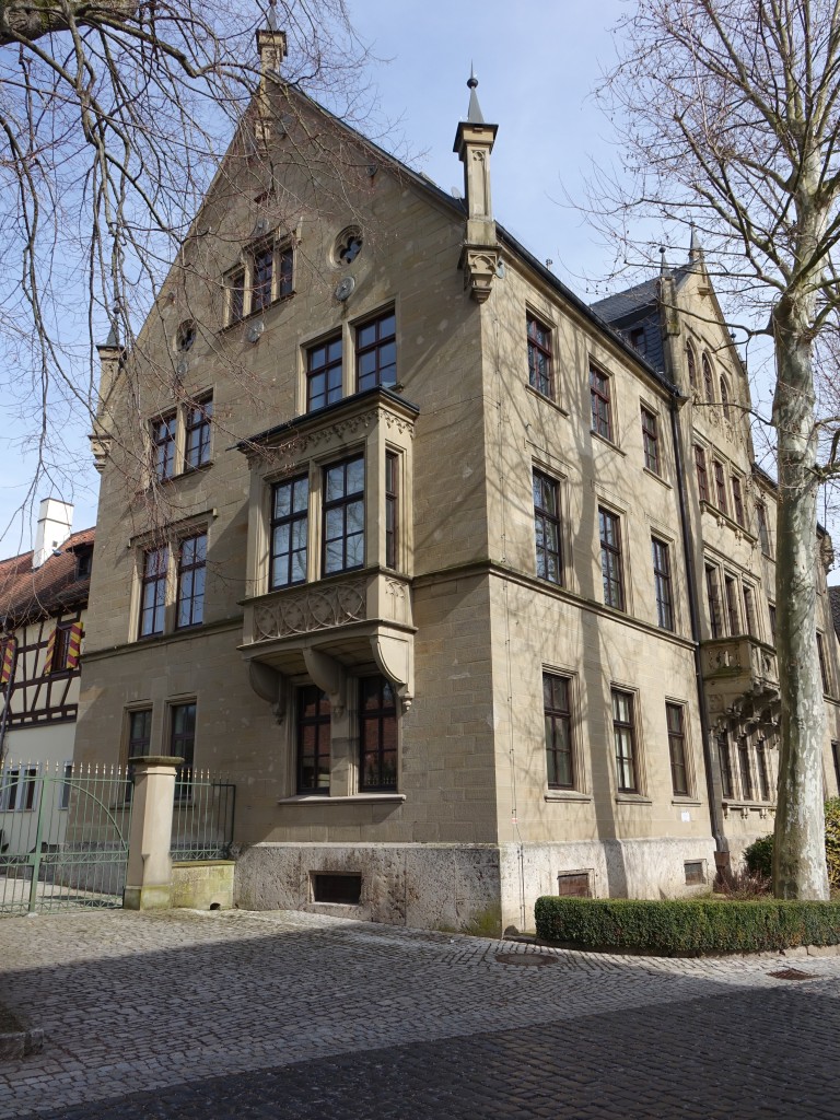 Markt Einersheim, Stirnbau vom Schloss der Herren von Rechteren-Limpurg, erbaut 1859 im neugotischen Stil (09.03.2015)