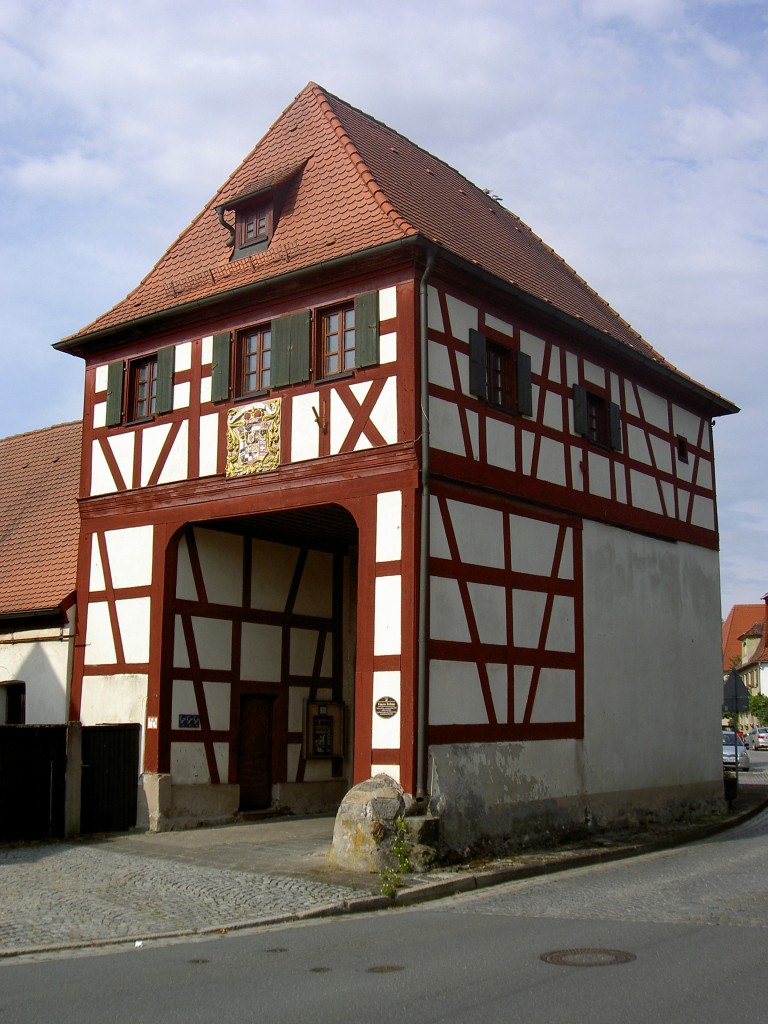 Markt Erlbach, Torhaus, erbaut im 17. Jahrhundert, Sandsteinwappen des Frstentums Brandenburg-Bayreuth (10.08.2014)