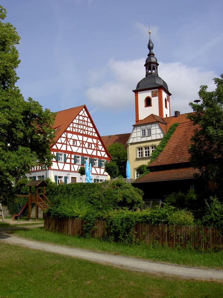 Markt Nordheim, Gasthof Schwarzer Adler und St. Georg Kirche (19.06.2014)