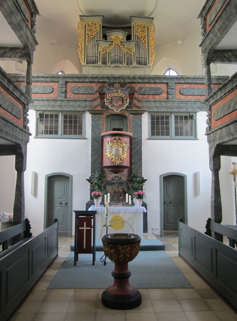 Marktbergel, Innenraum mit Kanzel und Orgel der St. Veit Kirche (19.06.2014)