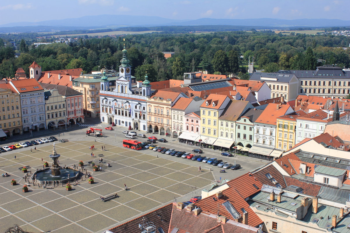 Marktplatz von Česk Budějovice mit dem blauen Rathaus am 16.08.2020 vom Schwarzen Turm aus gesehen. 