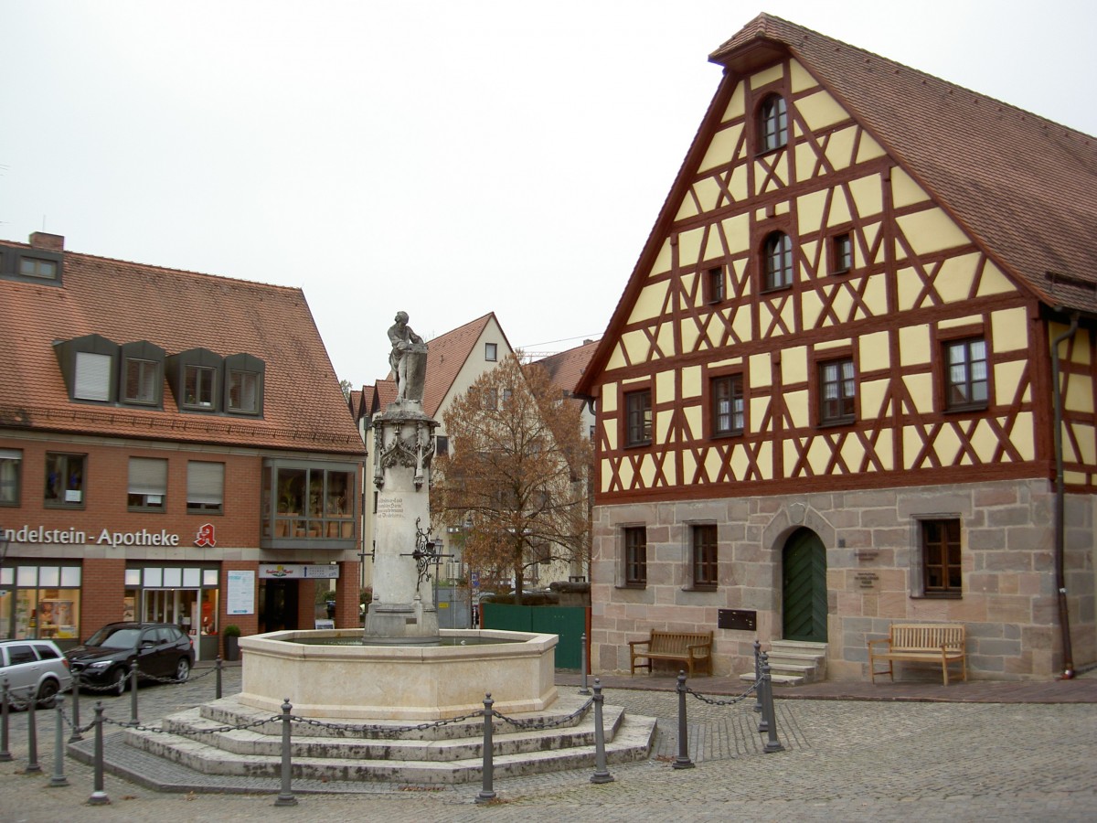 Marktplatz mit Wendenbrunnen von Wendelstein, Lkr. Roth (02.11.2013)