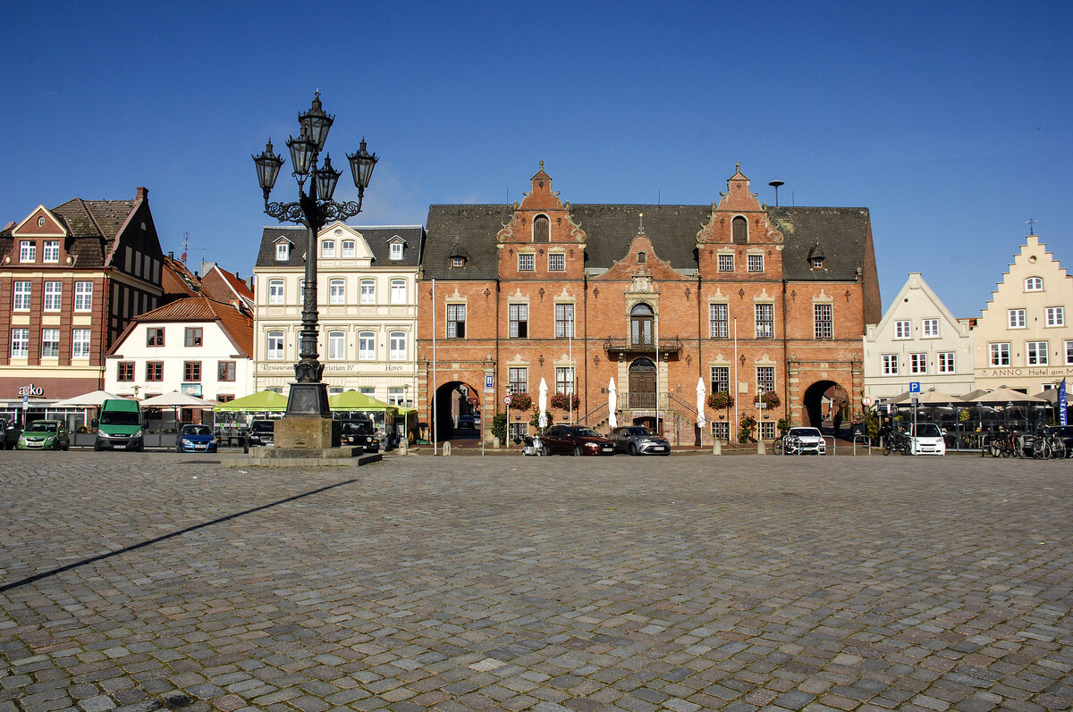 Marktplatz und Rathaus in Glckstadt an der Elbe (Schleswig-Holstein). Das im Stil der Sptrenaissance errichtete Glckstdter Rathaus steht an dieser Stelle schon seit 1642. Als es Mitte des 19. Jahrhunderts zunehmend bauflliger wurde, wurde von 1873 bis 1874 ein Neubau errichtet, dessen Fassade jedoch dem Vorgngerbau nachgebildet wurde. Aufnahme: 22. September 2021.