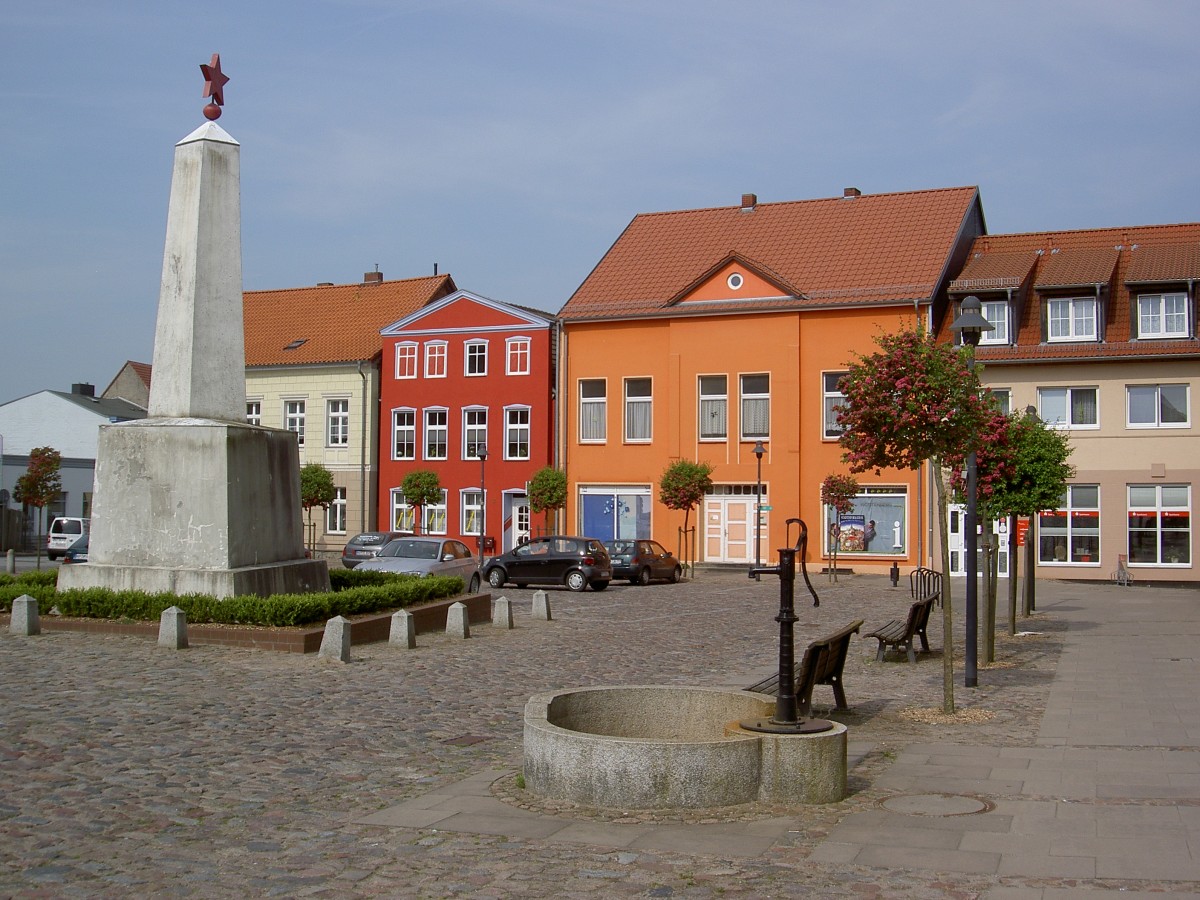 Marktplatz von Richtenberg mit sowjetischem Ehrenmal (22.05.2012)