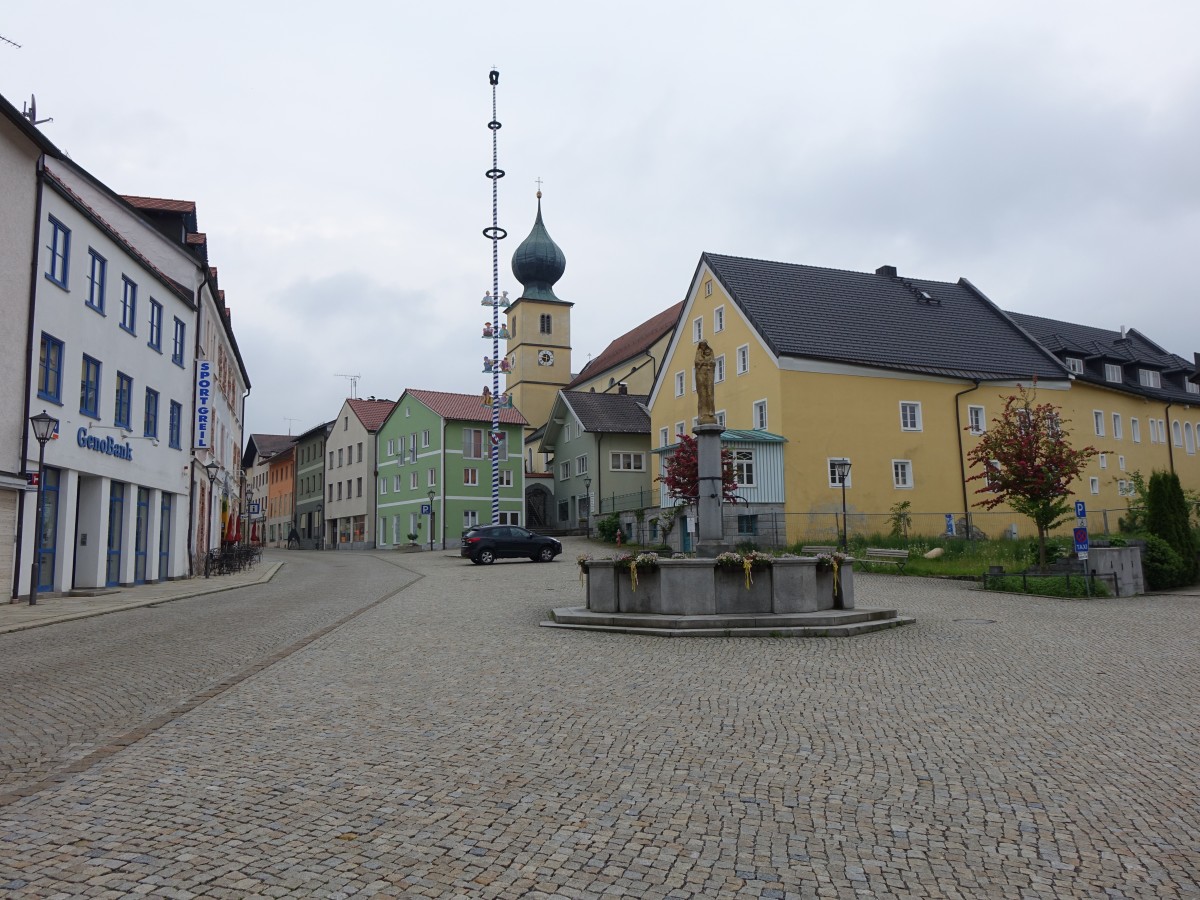 Marktplatz von Ruhmannsfelden mit Pfarrkirche St. Laurentius (24.05.2015)