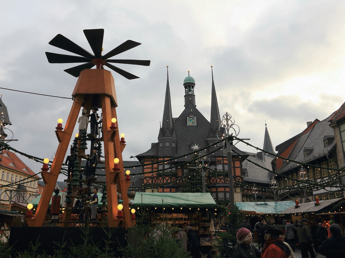 Marktplatz Wernigerode in der Vorweihnachtszeit am 01. Dezember 2016.