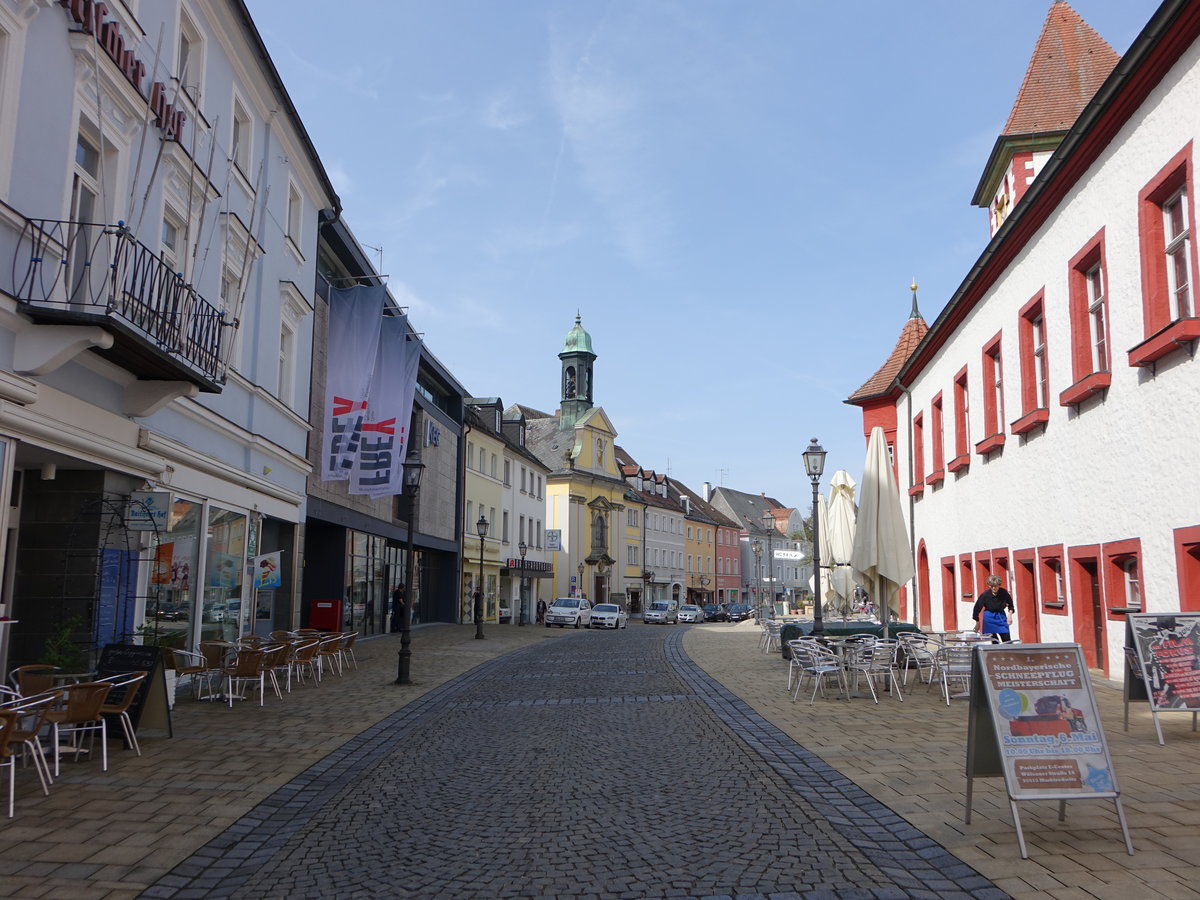 Marktredwitz, Blick auf den Marktplatz mit der St. Theresia Kirche (23.04.2018)