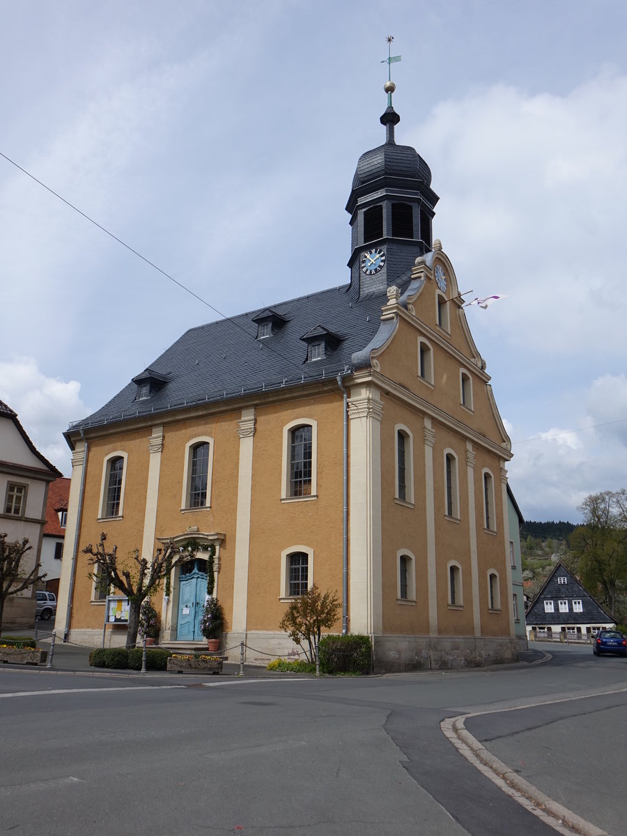 Marktrodach, Ev. Pfarrkirche St. Michael, zweigeschossiger Saalbau mit Sandstein-Pilastergliederung, erbaut von 1804 bis 1806 (16.04.2017)