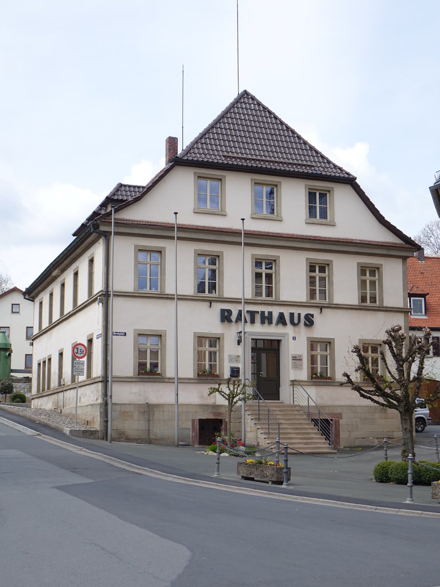 Marktrodach, Rathaus am Kirchplatz, ehemaliges Schulhaus, zweigeschossiger Halbwalmdachbau, erbaut im 19. Jahrhundert (16.04.2017)