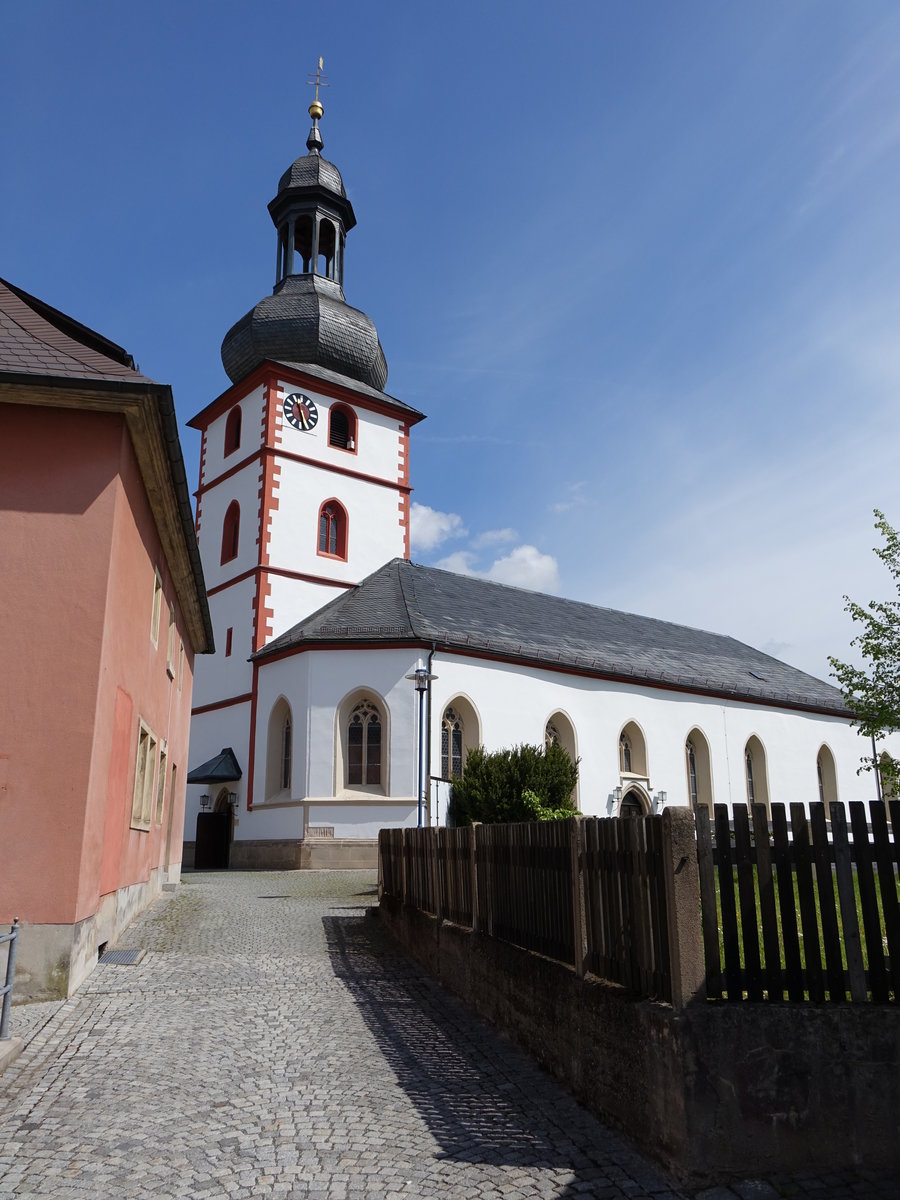 Marktschorgast, kath. Pfarrkirche St. Jakobus, Zweischiffiges Langhaus mit querrechteckigem Chor und vierseitigem Nordwestturm, erbaut ab 1500 (21.05.2016)