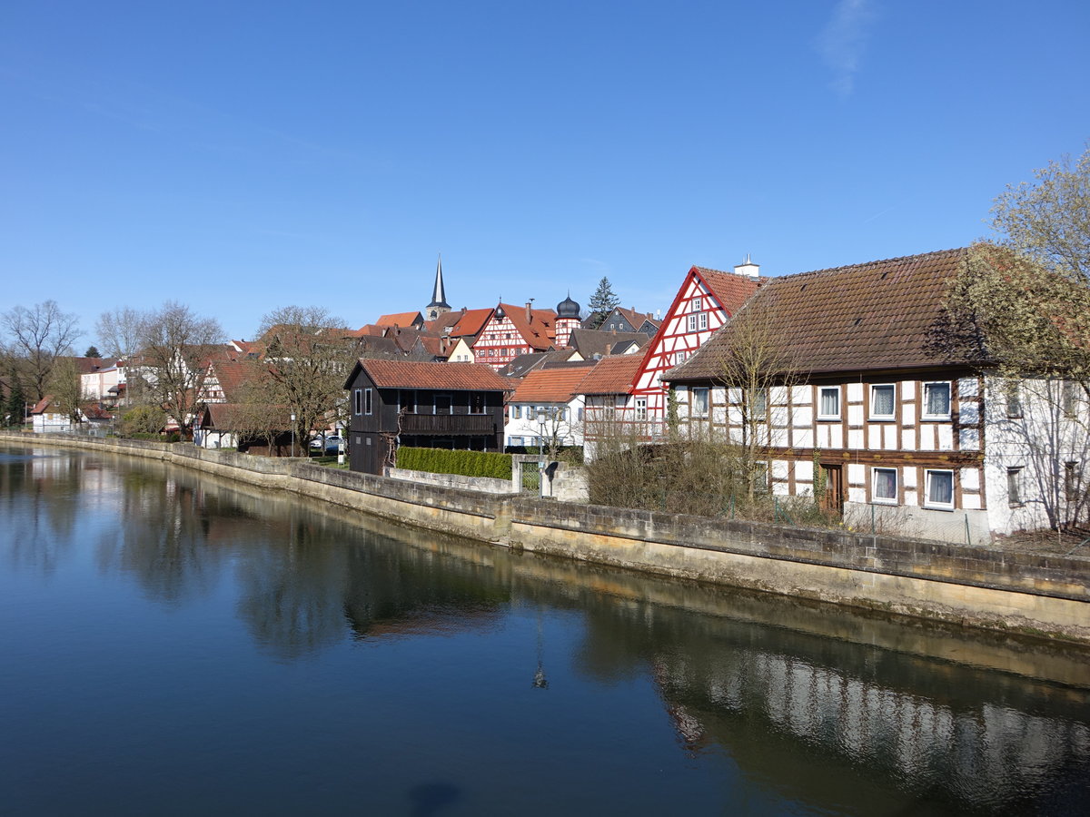 Marktzeuln, Fachwerkhuser entlang des Fluss Rodach (07.04.2018)