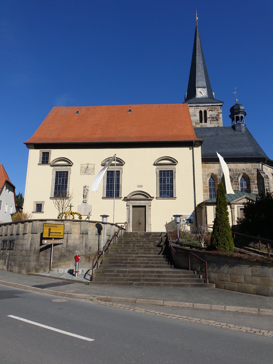 Marktzeuln, Pfarrkirche St. Michael, Saalkirche mit eingezogenem Chor mit Dachreiter und Ostturm, erbaut im 14. Jahrhundert, Langhaus neu erbaut 1541 (07.04.2018)