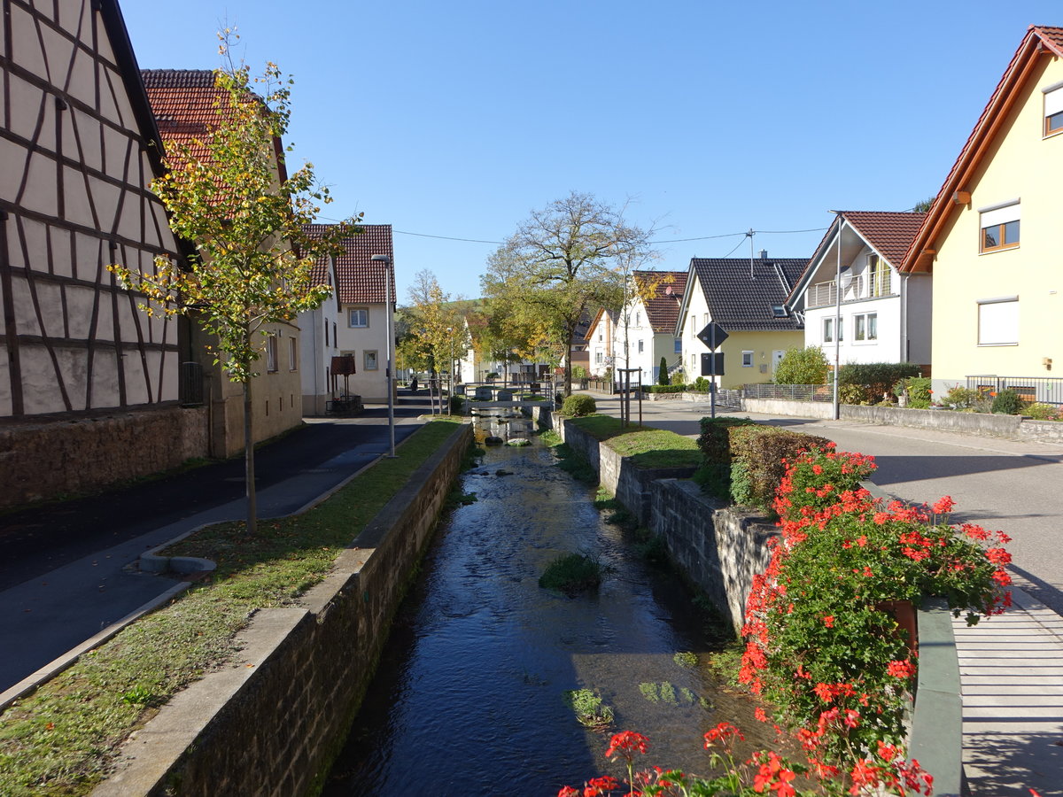 Marlach, Huser entlang der Alleestrae und des Sindelbachs, Hohenlohekreis (15.10.2017)