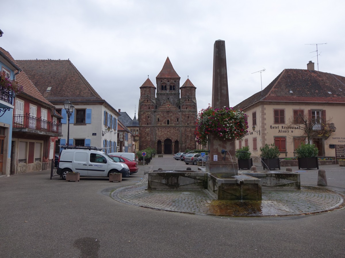 Marmoutier, Westfassade der Abteikirche und Brunnen am Place General de Gaulle (25.10.2015)