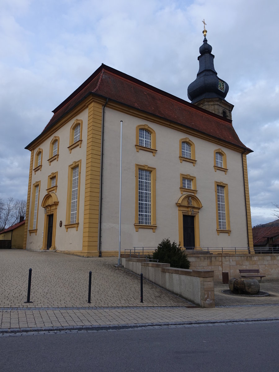 Maroldsweisach, Ev. Pfarrkirche, rechteckiger Saalbau mit Mansardwalmdach, erbaut von 1723 bis 1727, Ostturm mit Zwiebelhaube (24.03.2016)