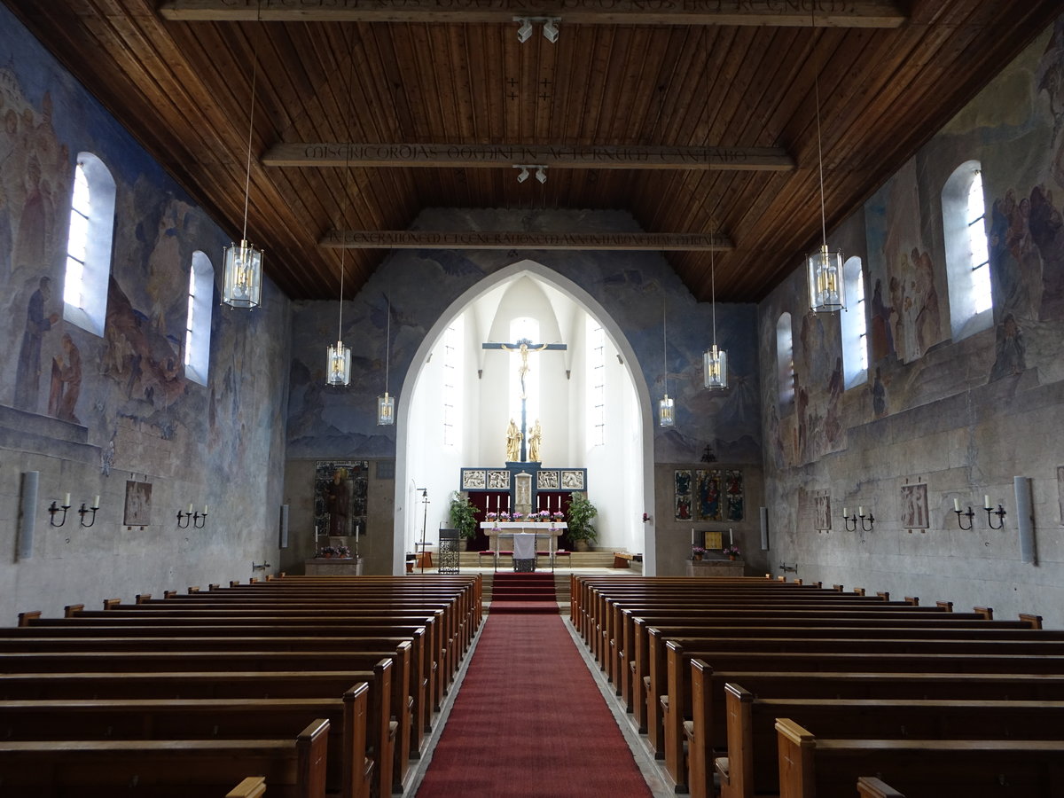 Marquartstein, Innenraum der Pfarrkirche zum kostbaren Blut mit Malereien des Piesenhausener Kunstmalers Werner Schn (26.02.2017)