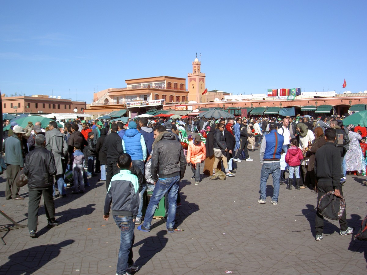 Marrakesch, Place Jemaa el Fna mit Qessabin Moschee (21.12.2013)