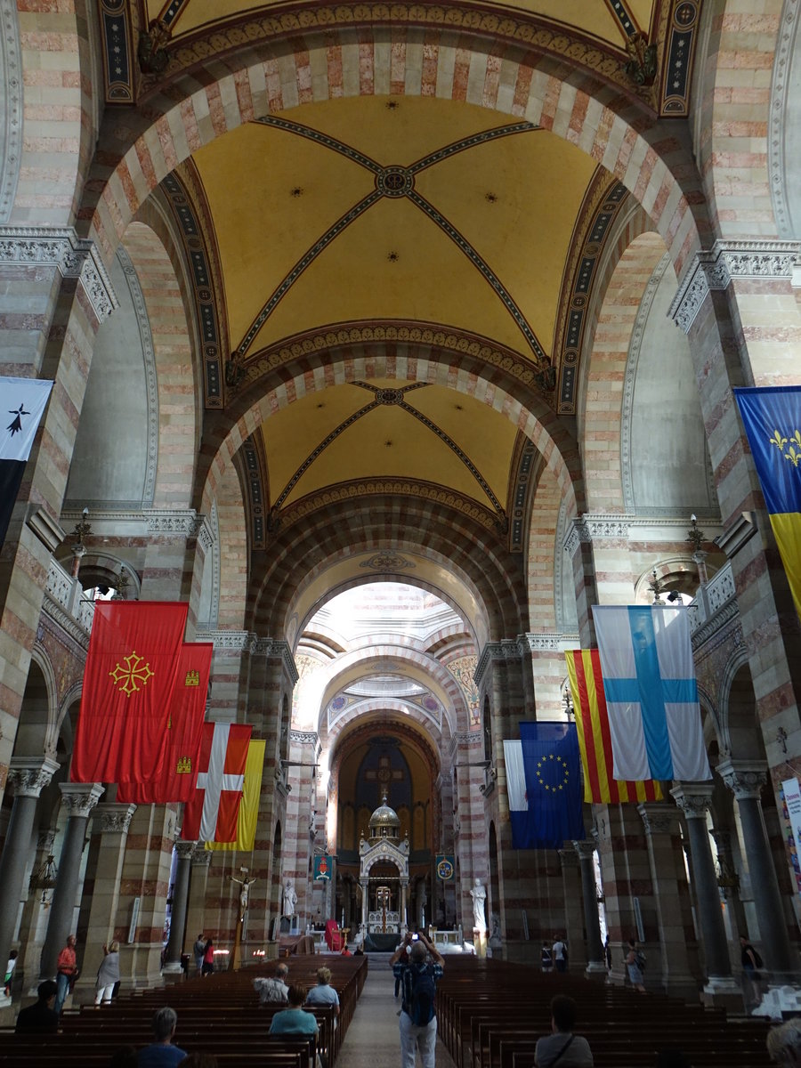 Marseille, Innenraum der Kathedrale de la Major, der Innenraum erhlt seine Wirkung durch die byzantinisierenden Kuppeln und Bgen und durch den farblichen Wechsel der Steinlagen (28.09.2017)