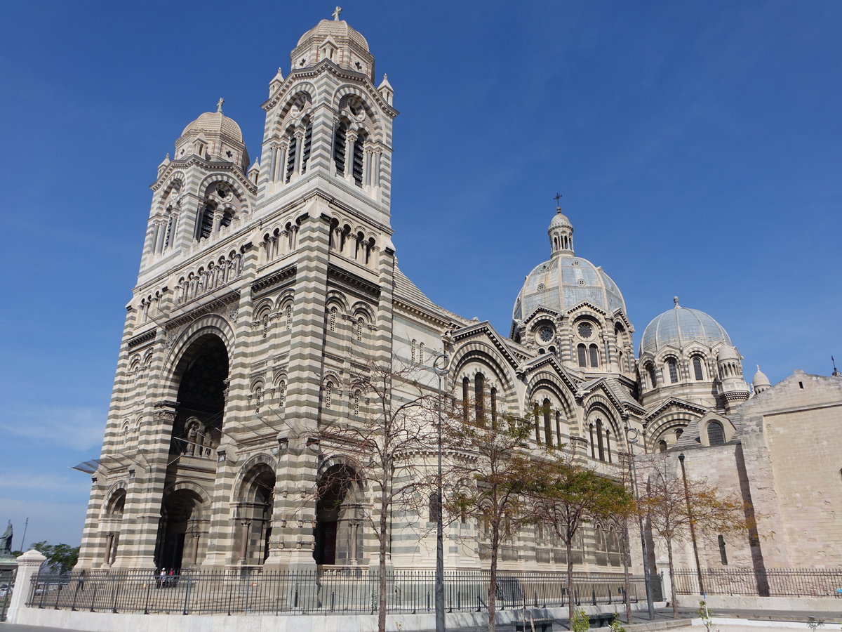 Marseille, Kathedrale de la Major, das ab 1852 erbaute monumentale neoromanisch-byzantinische Gotteshaus steht am Westrand der Altstadt oberhalb des Quai de la Joliette (28.09.2017)