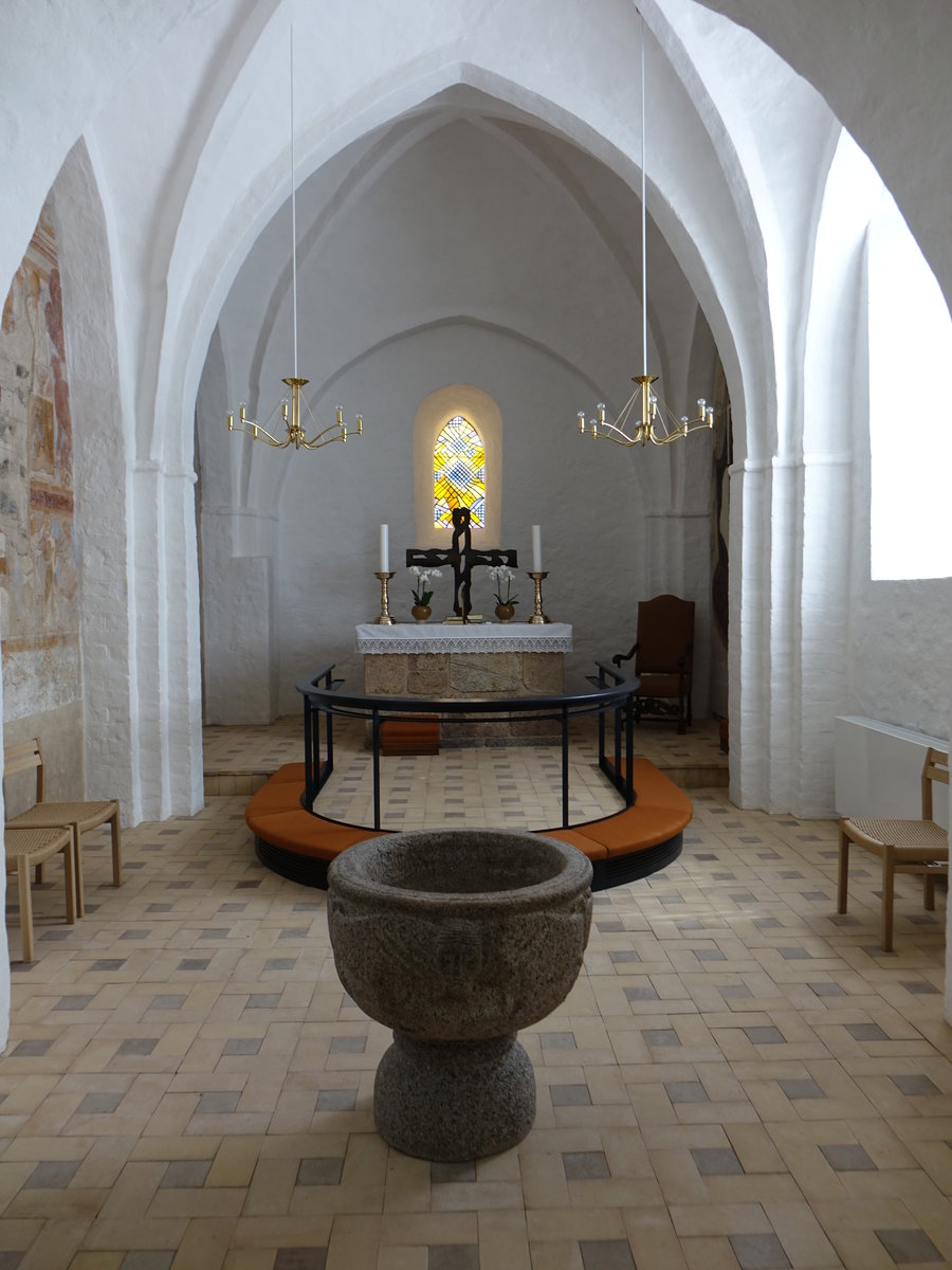 Marslet, romanischer Granittaufstein in der Ev. Kirche (24.07.2019)