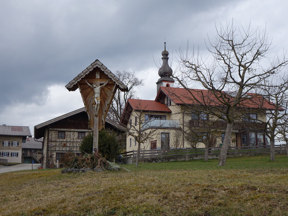 Marterl und Pfarrkirche St. Laurentius in Wimmern (15.02.2016)