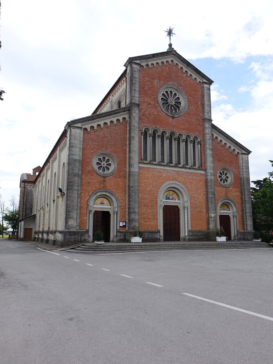 Martignacco, neugotische Pfarrkirche Maria Himmelfahrt, erbaut von 1909 bis 1925 (06.05.2017)