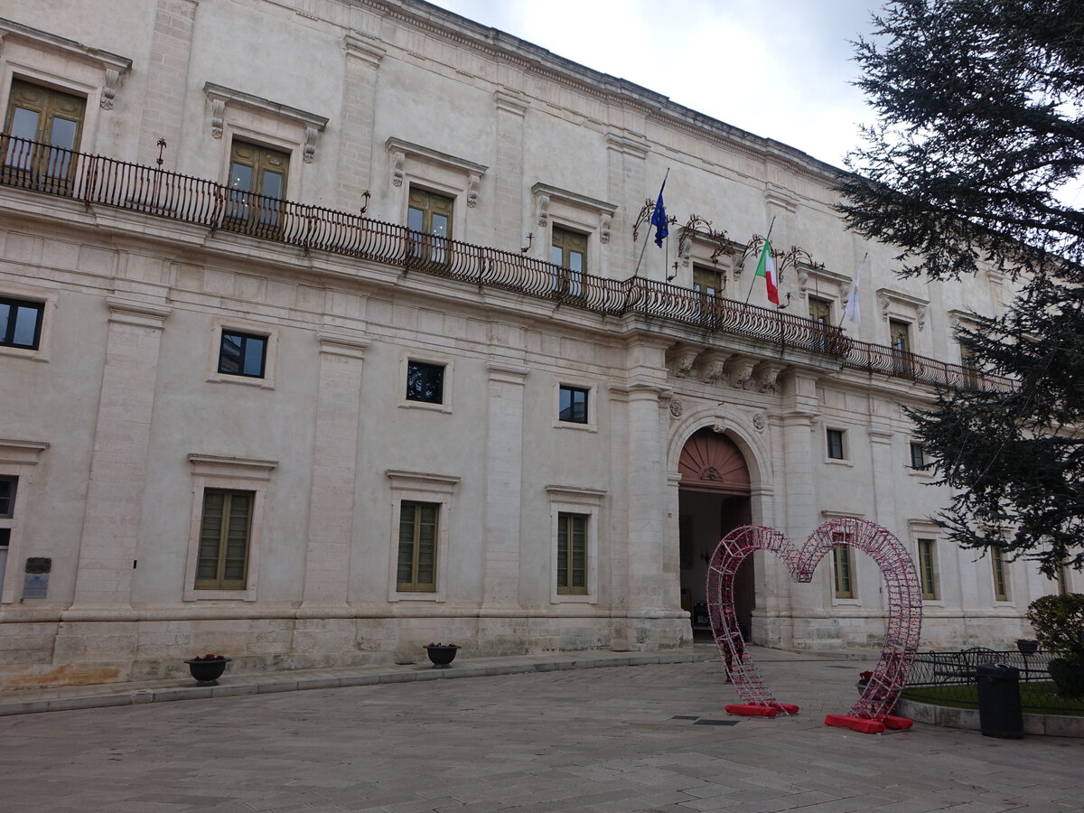 Martina Franca, Palazzo Ducale an der Piazza Roma, erbaut ab 1668 (04.03.2023)