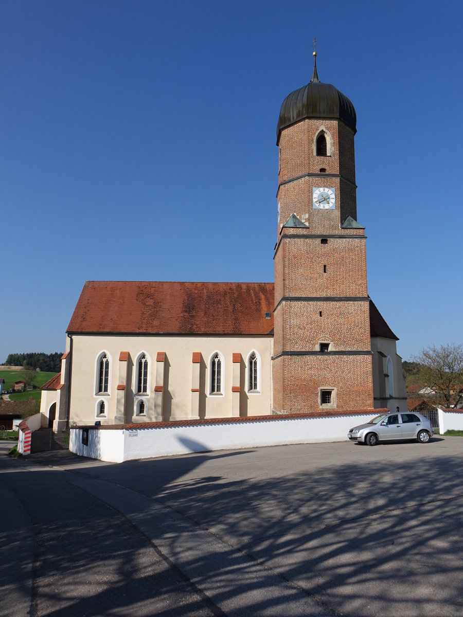 Martinskirchen, Pfarrkirche St. Martin, einschiffiger sptgotischer Bau mit kaum eingezogenem Chor und mchtigem Blankziegel-Turm auf der Sdseite, zweite Hlfte 15. Jahrhundert (09.04.2017)