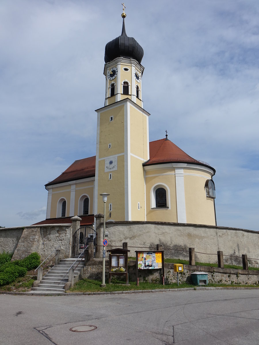 Martinsneukirchen, kath. Filialkirche St. Martin, Saalbau mit Walmdach, gleich breitem Chor und Chorflankenturm, erbaut bis 1721 (05.06.2017)