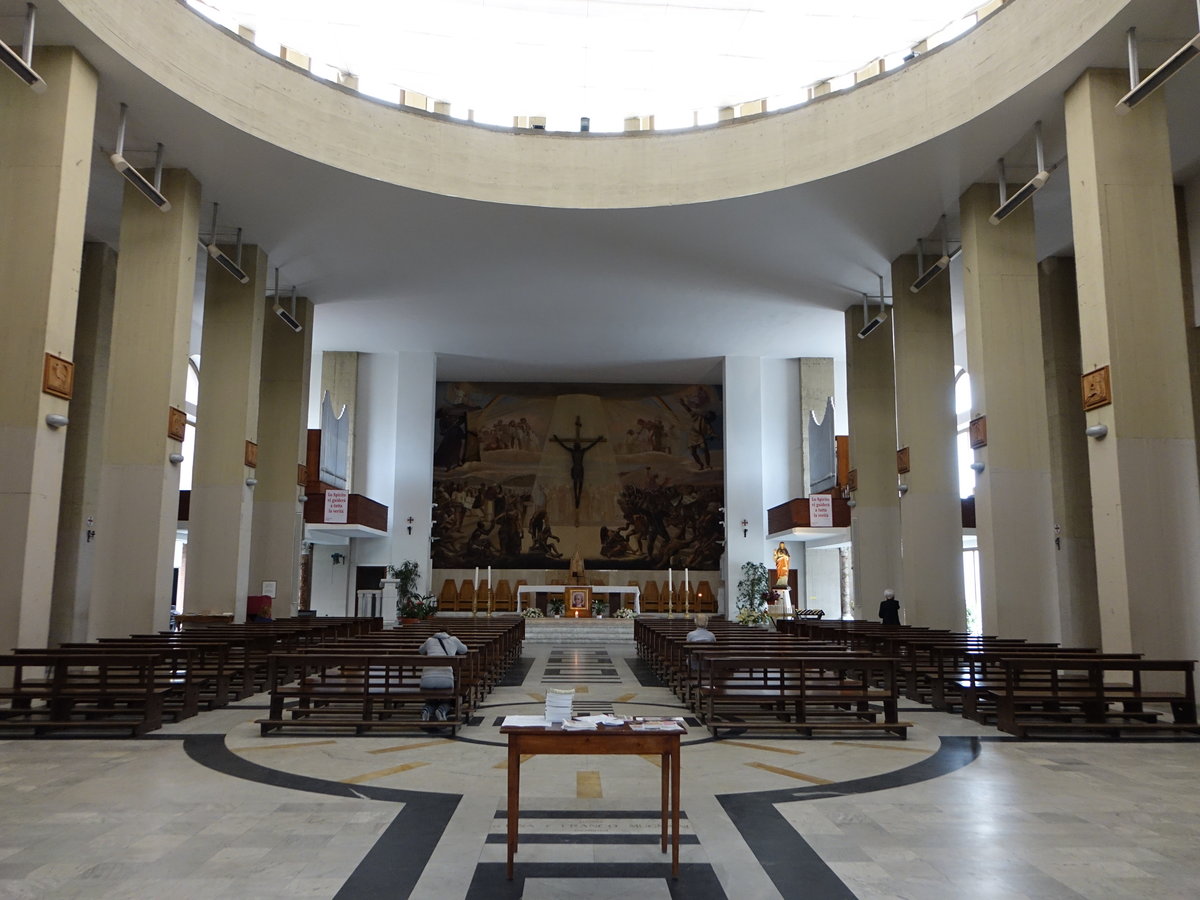Massa, Innenraum der Pfarrkirche San Sebastiano, Fresko hinter dem Altar vom Maler Dino Cellini (16.06.2019)