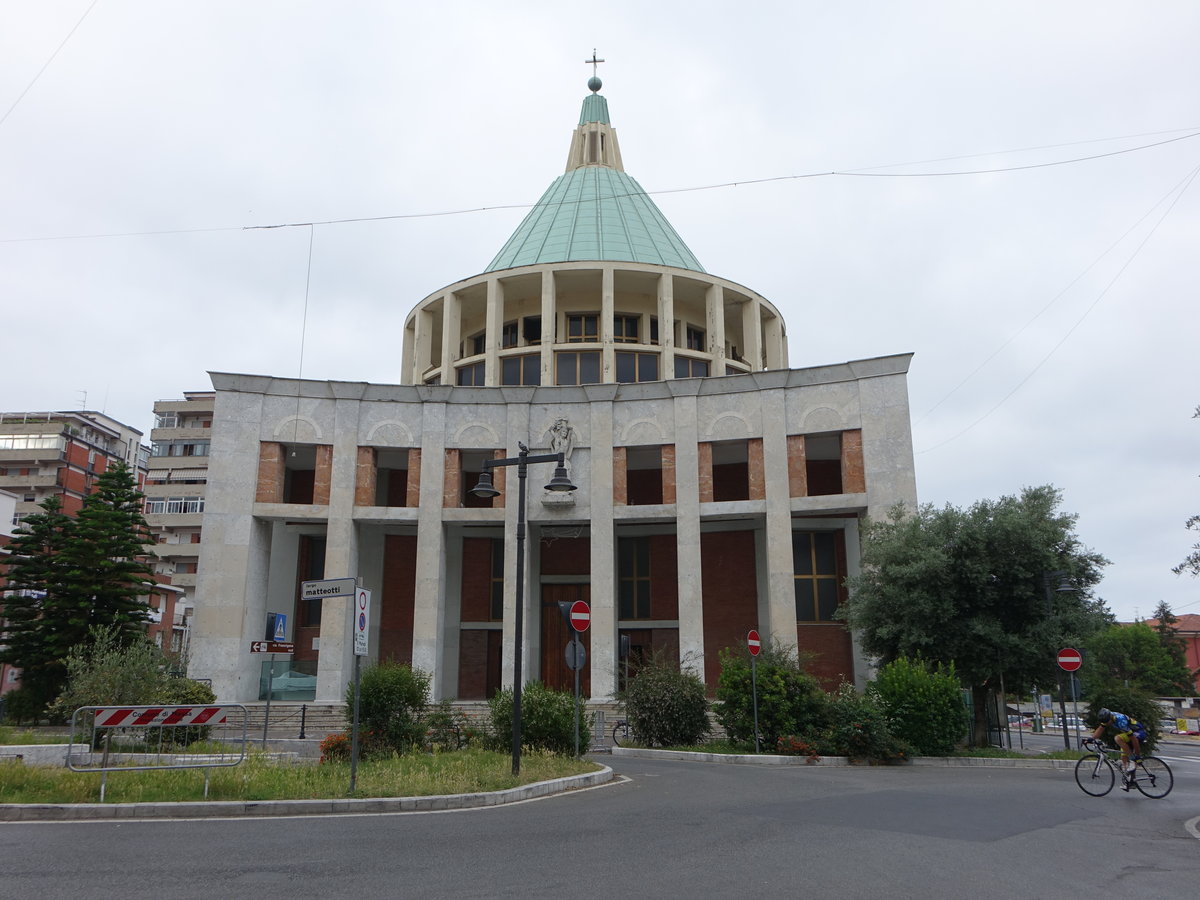 Massa, Kirche San Sebastiano an der Via Europa, erbaut von 1967 bis 1972 durch Vittorio Pucci (16.06.2019)