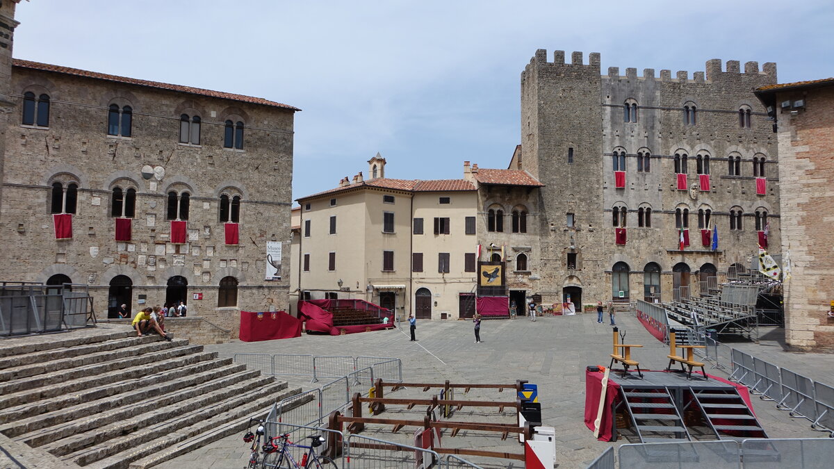 Massa Marittima, Archologisches Museum und Rathaus an der Piazza Giuseppe Garibaldi (22.05.2022)