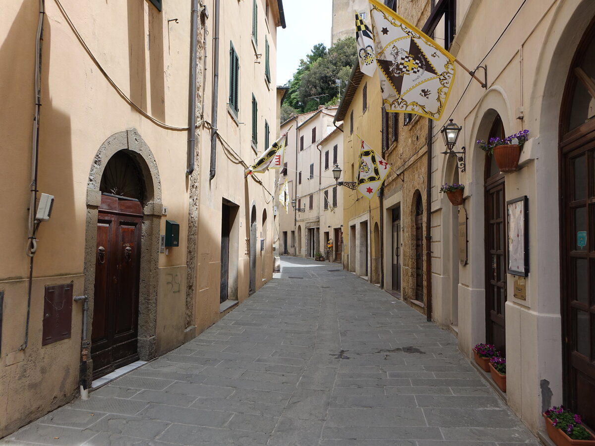 Massa Marittima, Huser in der Via Bernardino degli Albizzeschi (22.05.2022)