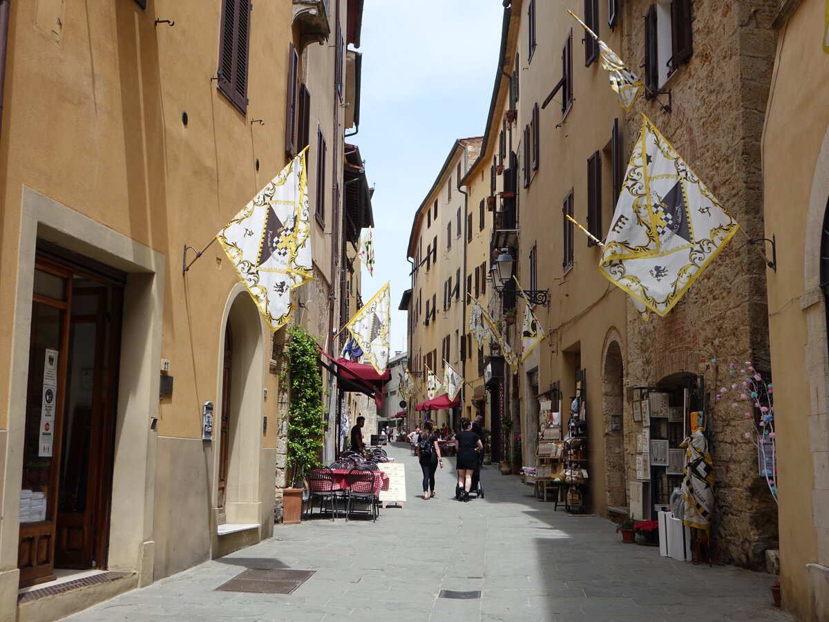 Massa Marittima, historische Huser in der Via della Liberta (22.05.2022)