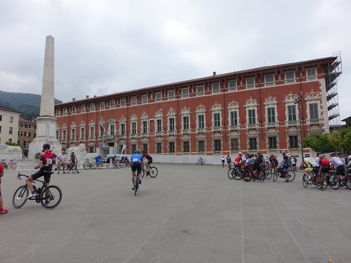 Massa, Piazza degli Aranci mit dem Palazzo Ducale (16.06.2019)
