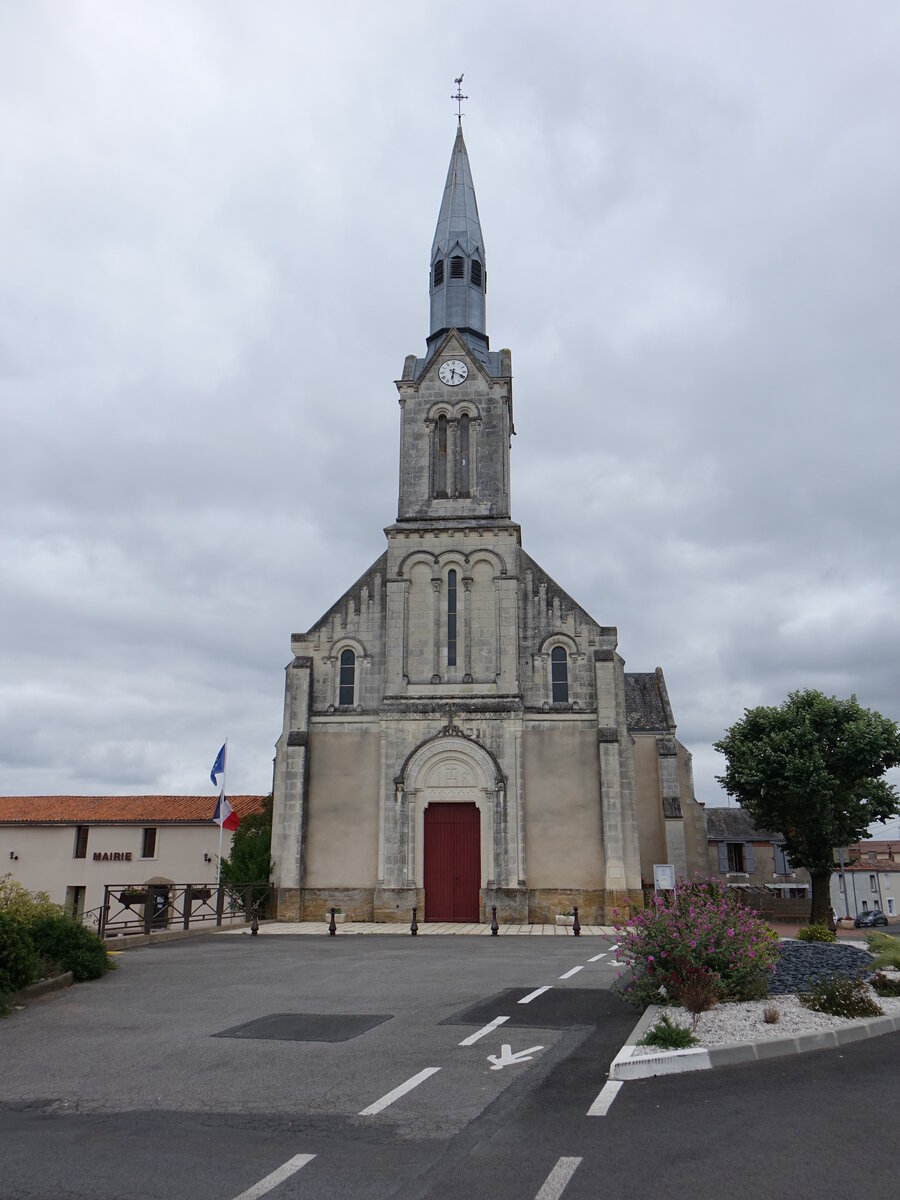 Massais, Pfarrkirche St. Hilaire, erbaut im 12. Jahrhundert (12.07.2017)