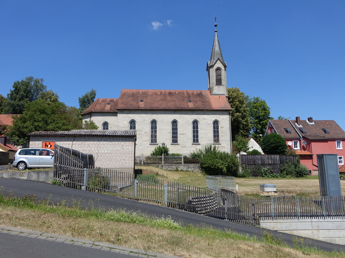 Mabach, kath. Pfarrkirche St. Alfons, neugotischer Saalbau mit eingezogenem Chor und nordstlichem Dachreiter, erbaut 1867 (07.07.2018)