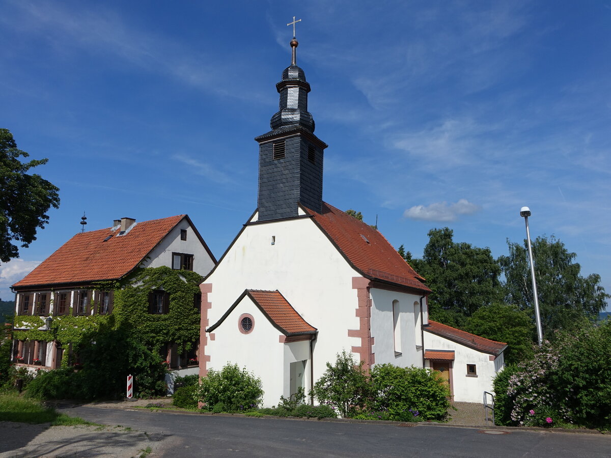 Massenbuch, Pfarrkirche St. gidius, Saalkirche mit eingezogenem Dreiseitchor und Satteldach, erbaut 1702 (26.05.2018)