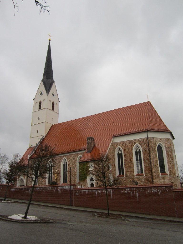 Massing, Pfarrkirche St. Stephanus, Backsteinbau aus dem 15. Jahrhundert, von 1869 bis 1877 neugotische umgestaltet (02.02.2013)