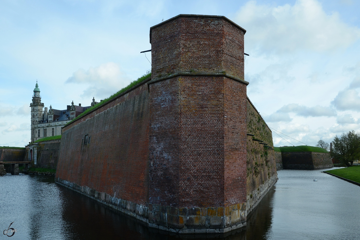 Massive Festungsmauern umgeben die Kronburg in Helsingør. (Mai 2012)
